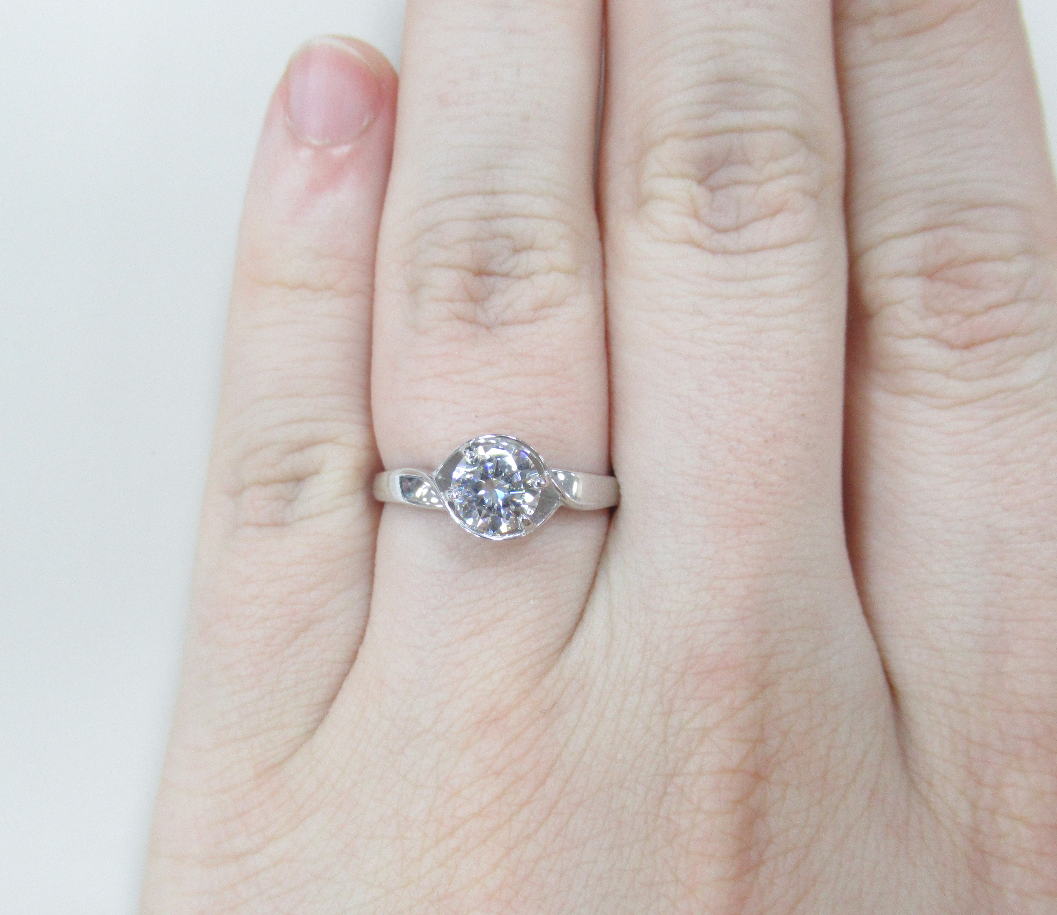 Серебряное кольцо с муассанитом